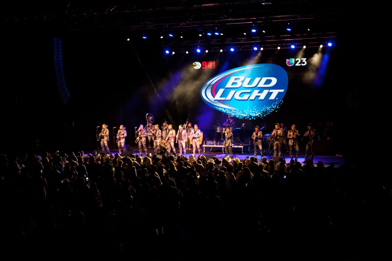 Con la 'Bandononona Clave Nueva' y 'La Séptima Banda' en -The Bomb Factory-