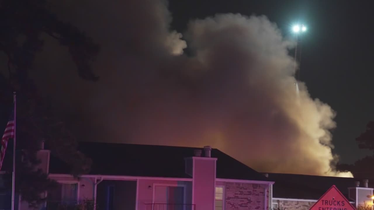 Arrestan al sospechoso de ocasionar incendio mortal en complejo de apartamentos en Spring, Texas