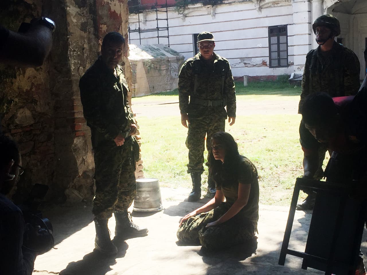 Después de pasar varias horas bajo el sol, Livia Brito y los actores que la acompañaron en la escena descansaron un momento.