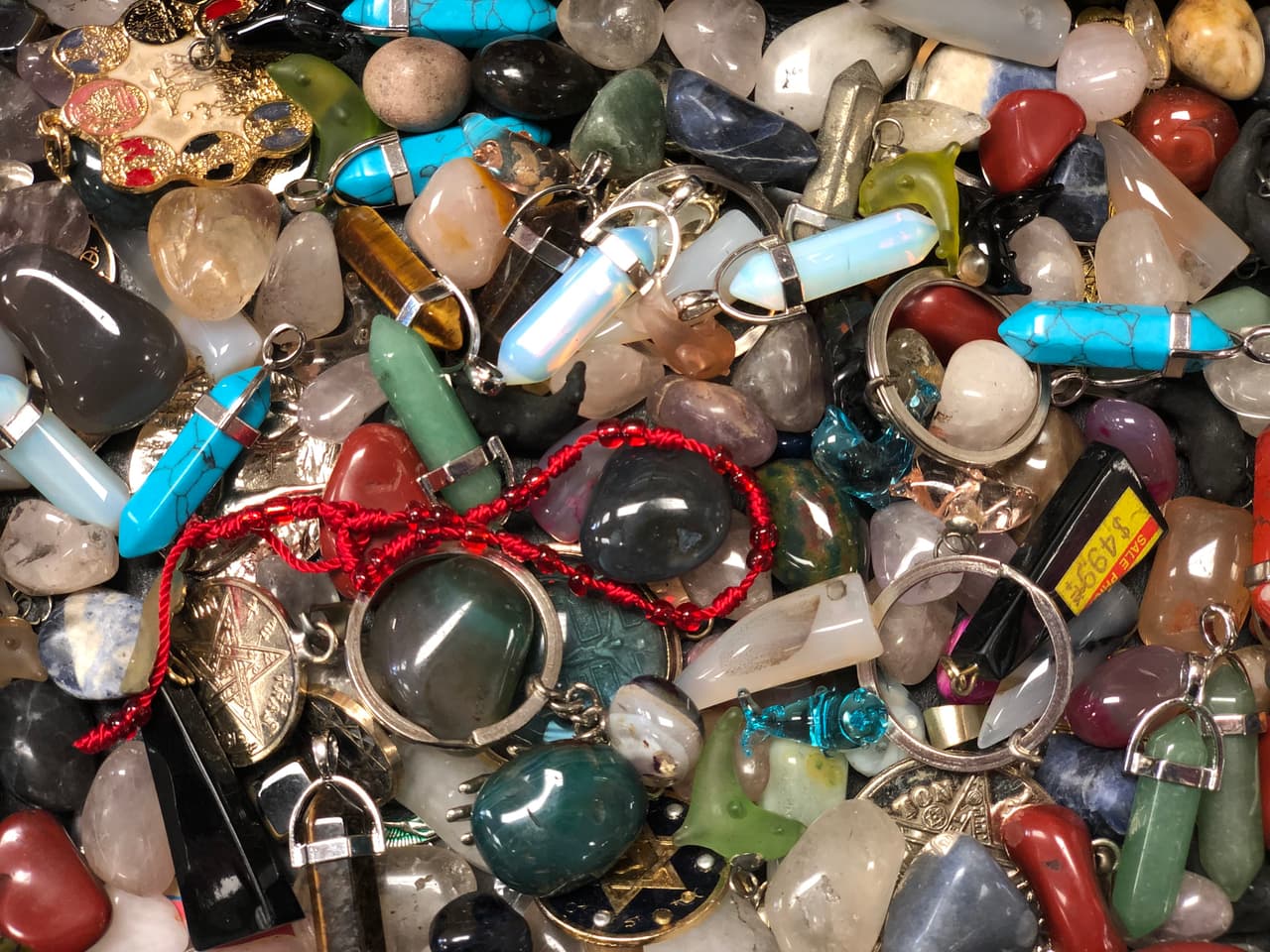 A los cuarzos les atribuyen poderes de energía y para neutralizar ‘las malas vibras’ aunque mucha gente las usa solo como una decoración o joyería de fantasía porque son muy atractivas y coloridas.