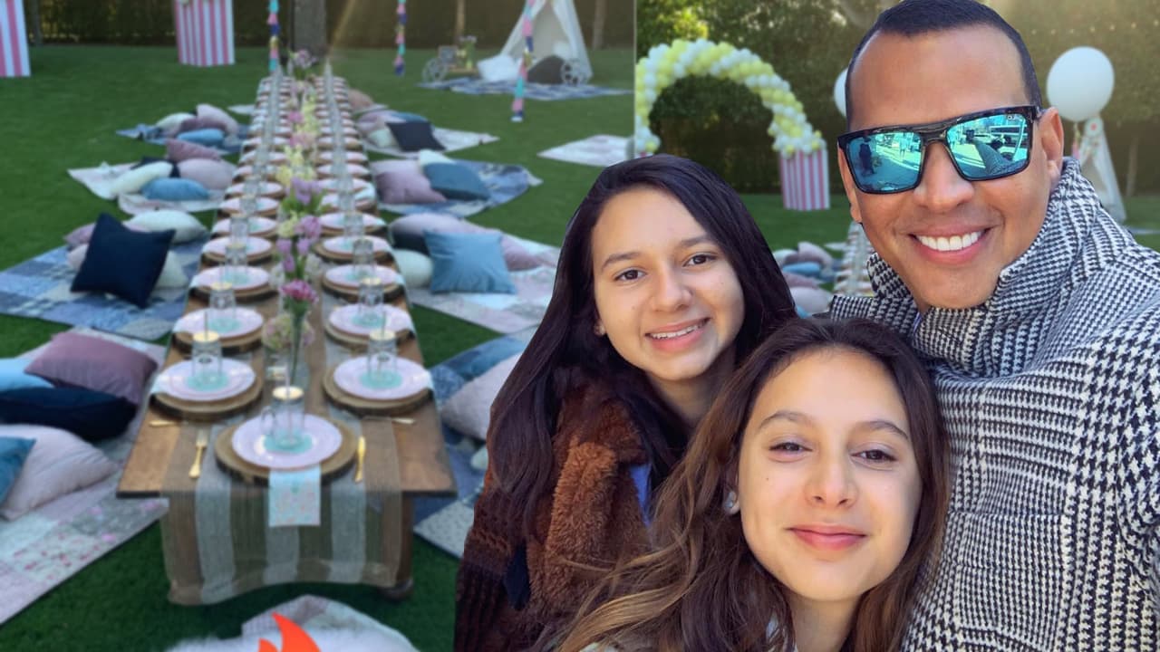 Fueron las hijas del expelotero, 
<b>Natasha y Elle, quienes presuntamente escribieron el mensaje</b>: "Las dos son grandes admiradoras" de Russell, dijo a E! News. 
<br>