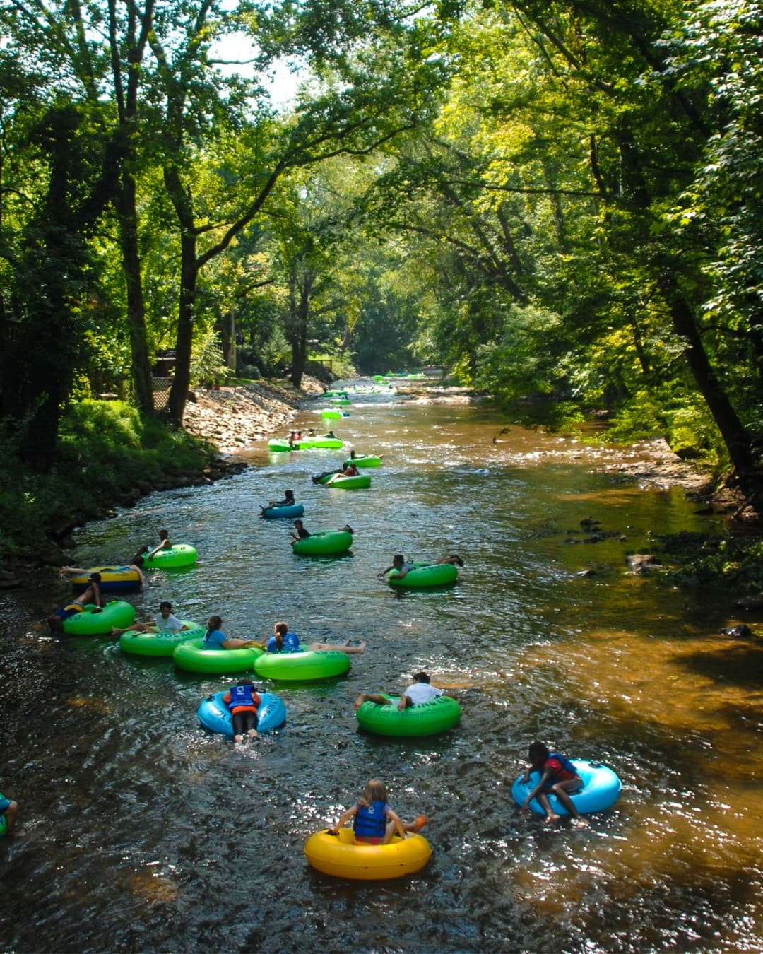 <b><a href="https://www.coolrivertubing.com/">Cool River Tubing</a>. </b>Ofrece paseos en inflables a lo largo del río Chattahoochee en Helen. 
<br>
<br>
<b><a href="https://g.page/coolrivertubingandadventures?share">Cómo llegar</a></b>