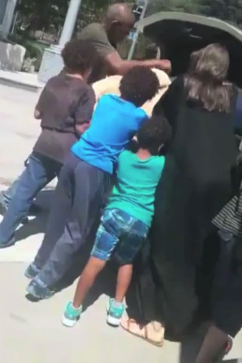 Después de mucho esfuerzo, consiguieron meterlo. Angie se sacó fotos con la familia y para los paparazzi y se retiró. ¡Qué lindo!