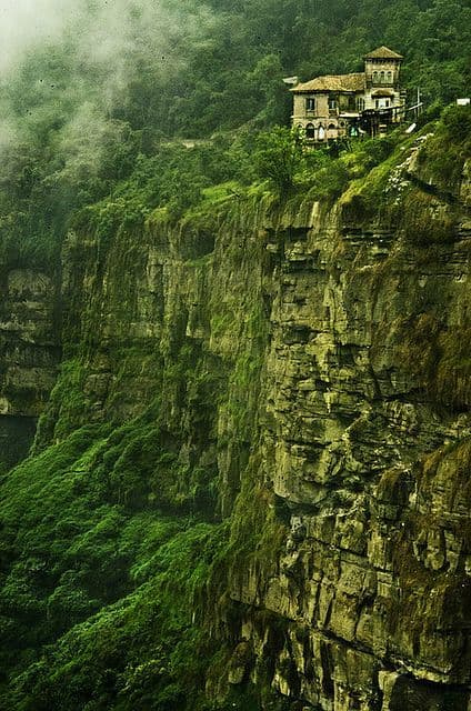 Estas "voces del más allá" que invitarían a la gente a tirarse al vacío han sido culpadas de varios accidentes y muertes, ya que hay reportes de personas, al parecer normales y sin problemas, que se separan de su grupo o familia para irse a tirar.