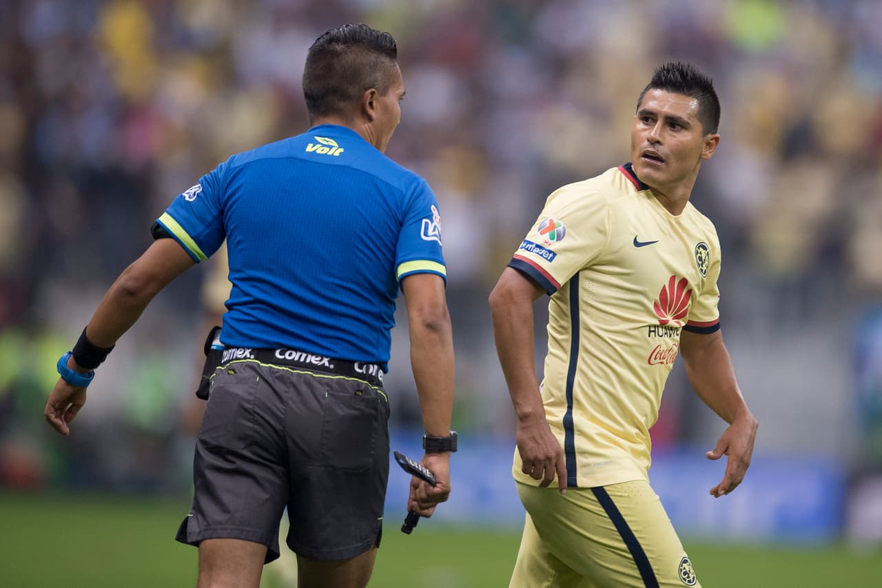 Osvaldo Martínez es suspendido dos juegos por insultar al árbitro