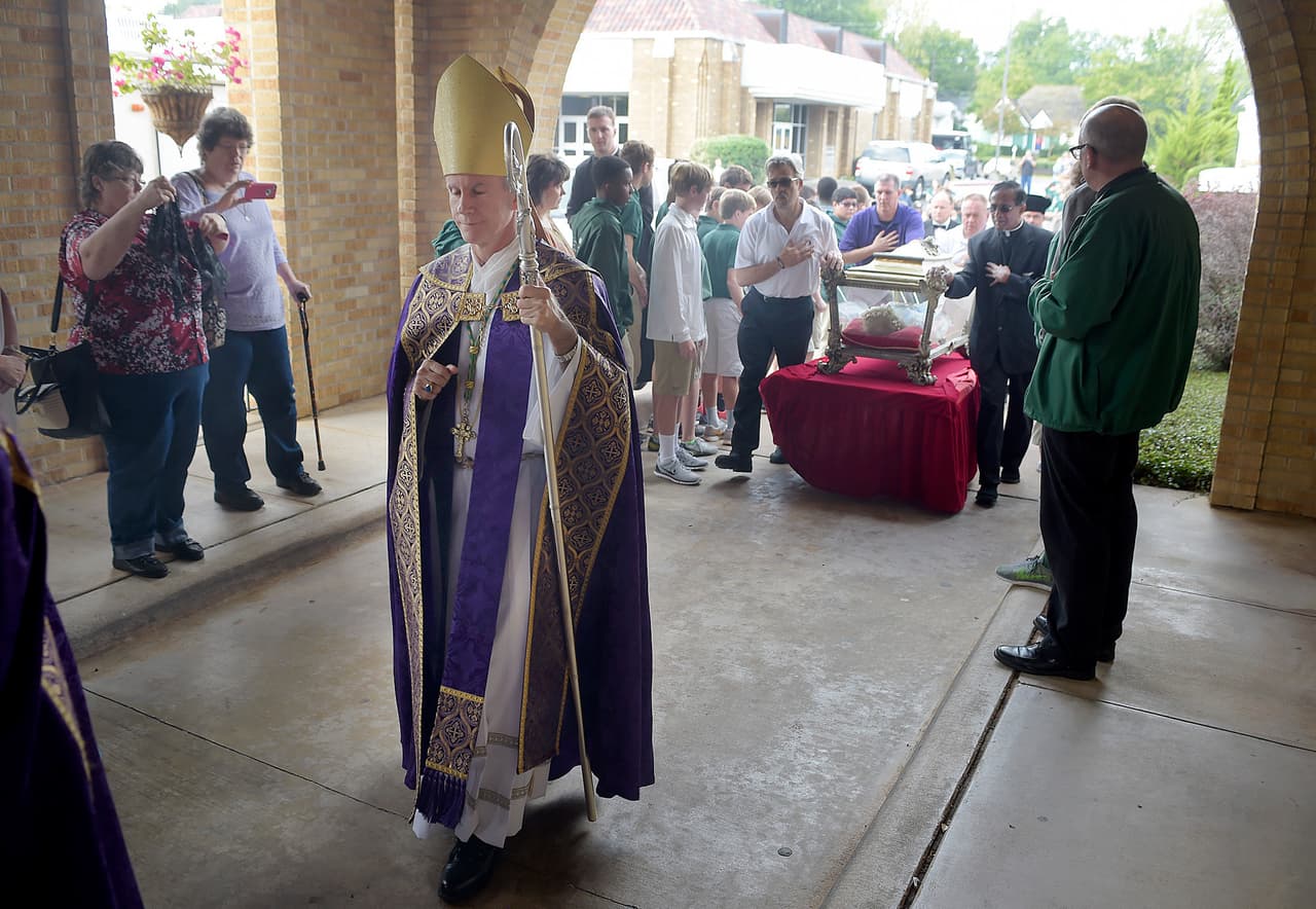 Imagen de archivo en donde se observa al obispo Joseph Strickland camina delante del relicario con los huesos de Santa María Goretti al entrar al santuario en la Catedral de la Inmaculada Concepción, 2 de noviembre de 2015 en Tyler, Texas.