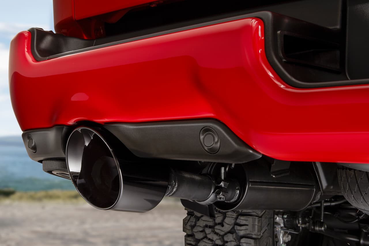 El 'Ram Airflow' trabaja en conjunto con un 
<b>sistema de escape cat-back</b> de alto rendimiento también Mopar, fabricado en acero inoxidable, el cual emite un sonido más ronco del motor.