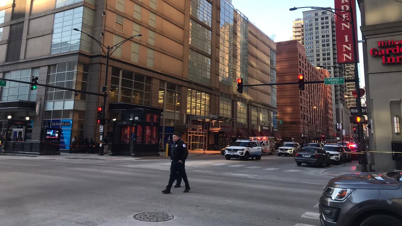 Oficiales de la policía de Chicago responden a un tiroteo en línea roja de CTA.