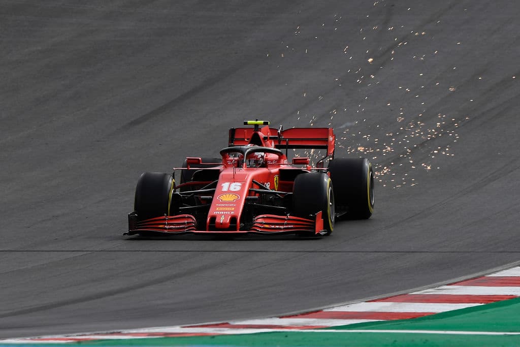 Lewis Hamilton lo hace de nuevo y rompe récord mundial con 92 carreras ganadas en la Formula 1. Se le unen al podio Valtieri Bottas y Max Verstappen. Muy buenas carreras de Charles Leclerc y del mexicano Sergio Pérez, pero la lluvia fue factor importante en este Gran Premio de Portugal.