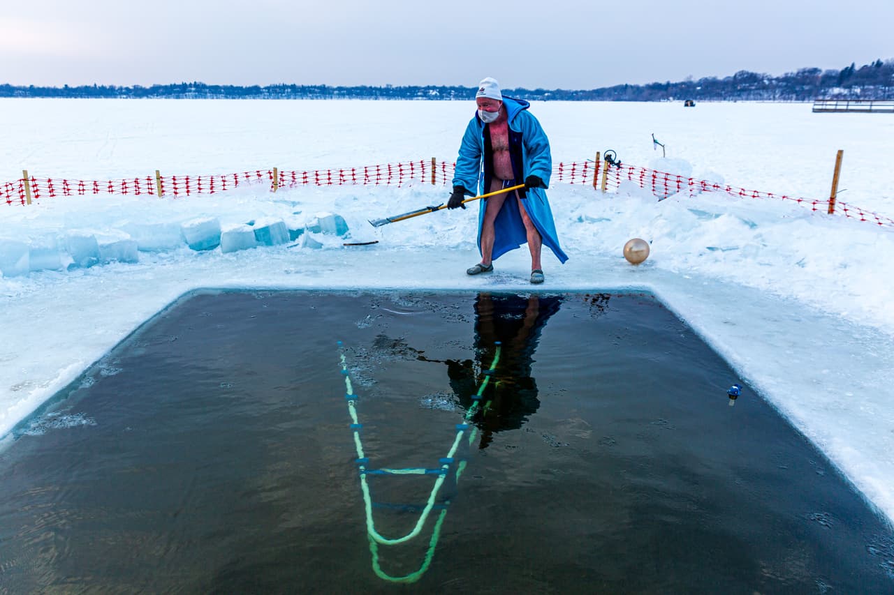 De acuerdo con la 
<a href="https://www.outdoorswimmingsociety.com/tips-on-winter-swimming/" target="_blank">Outdoor Swimming Society</a> nadar en lagos, mares y ríos en invierno es cada vez más popular, pero advierten que tiene riesgos importantes, como un alza súbita en la presión arterial e hipotermia.