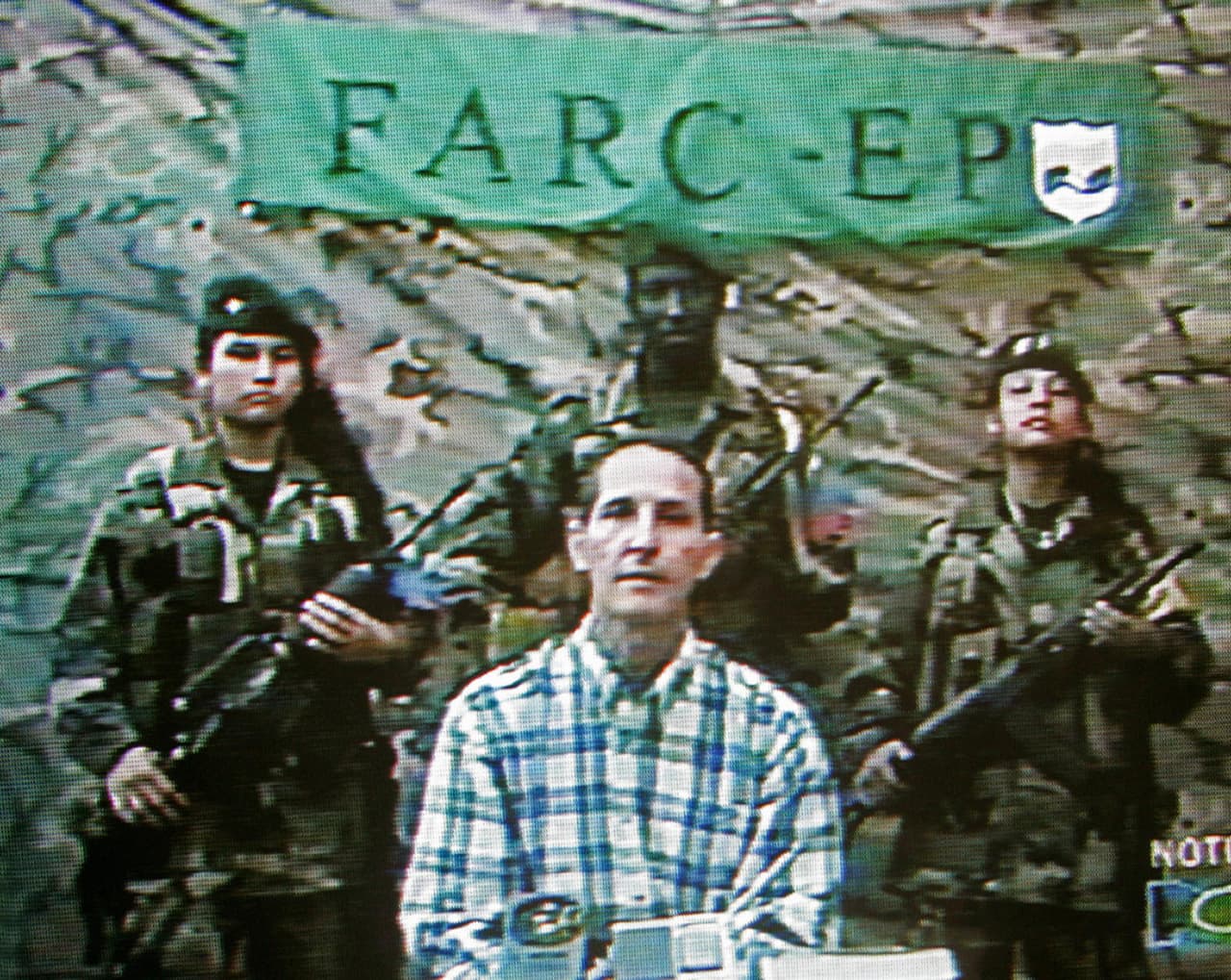 <b>Un exministro secuestrado que logró escapar después de seis años.</b> Fernando Araújo fue ministro de Desarrollo Económico de Colombia durante el gobierno de Andrés Pastrana y fue secuestrado por las Farc en diciembre de 2000. La imagen fue tomada de un video distribuido por las Farc a finales de 2005. Araújo en cautiverio solicitaba en la cinta una mejor actitud del gobierno para lograr su liberación. Escapó el 31 de diciembre de 2006 y permaneció varios días escondiéndose sin agua o alimento hasta que un campesino le ayudó a contactar a miembros del Ejército.