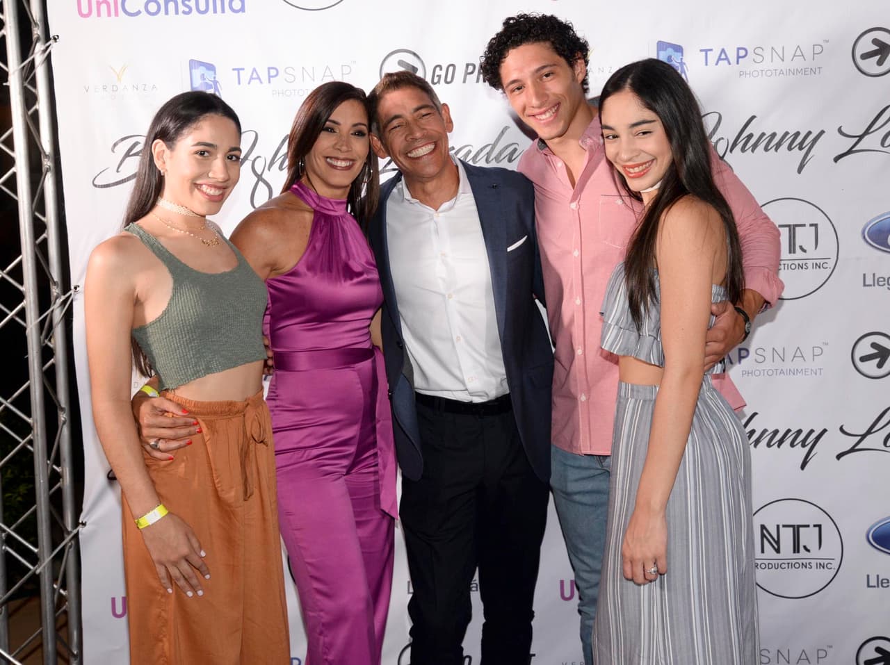 Su esposa Sandy y sus hijos Jan Gabriel, Natalia y Thalía, lo acompañaron a la presentación de las gorras en Puerto Rico.