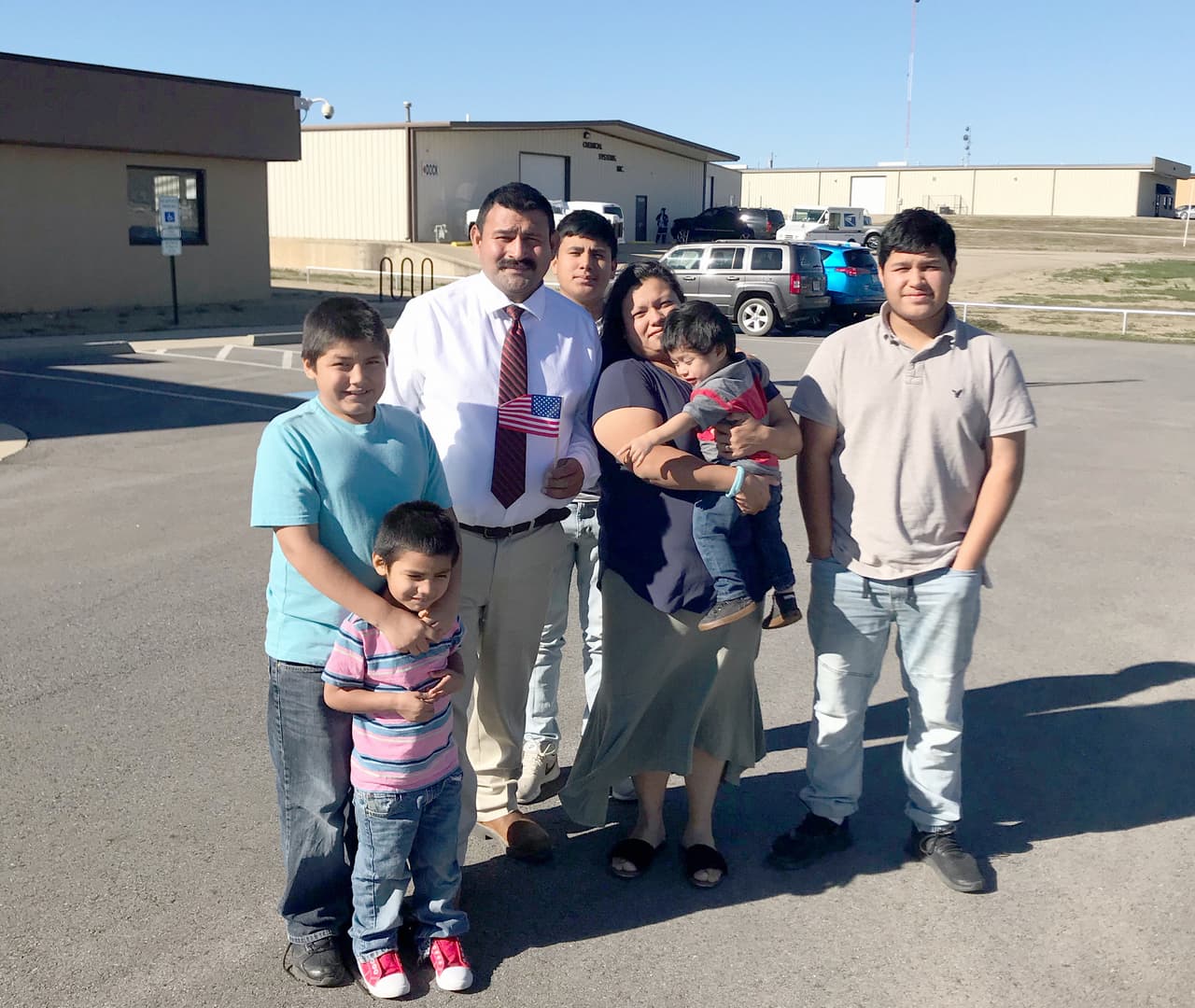 "Me quitaron 10,000 libras de mi espalda", dice un mexicano que descubrió que podía hacerse ciudadano tras ser deportado tres veces