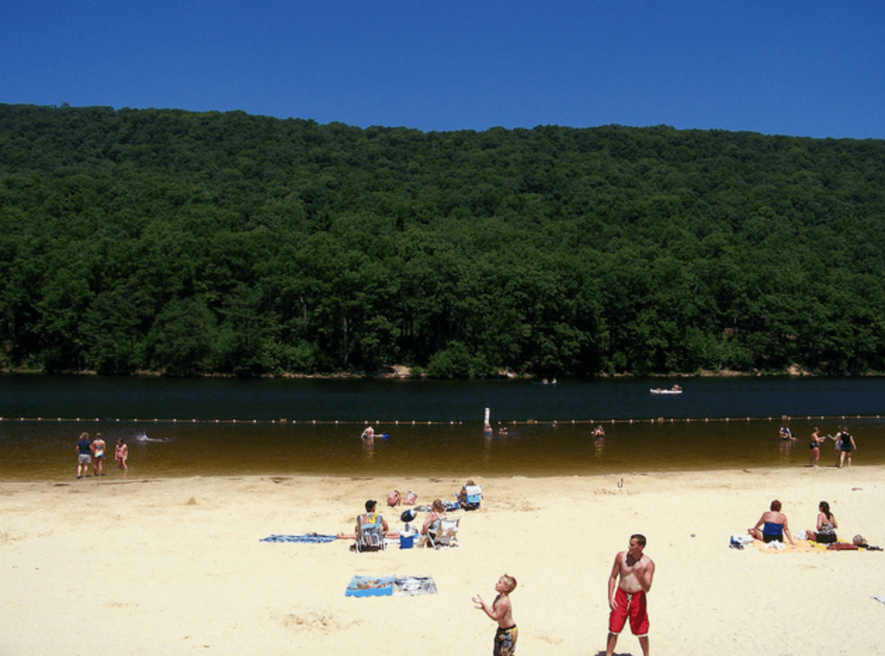 <b>Poe Valley State Park: </b>Ubicado en 620 acres, Poe Valley State Park también tiene una playa para nadar, con agua a 5 pies en su punto más profundo.
<br>
<br>
<b>Cuándo</b>: La zona de baño está abierta desde las 8 a. m. hasta la puesta del sol desde finales de mayo hasta principios de septiembre.
<br>
<br>
<b>Otras comodidades</b>: concesión cercana de alimentos, refrescos y embarcaciones
<br>
<br>
<b>Ubicación</b>: 136 Poe Valley Road, municipio de Penn, PA 176832