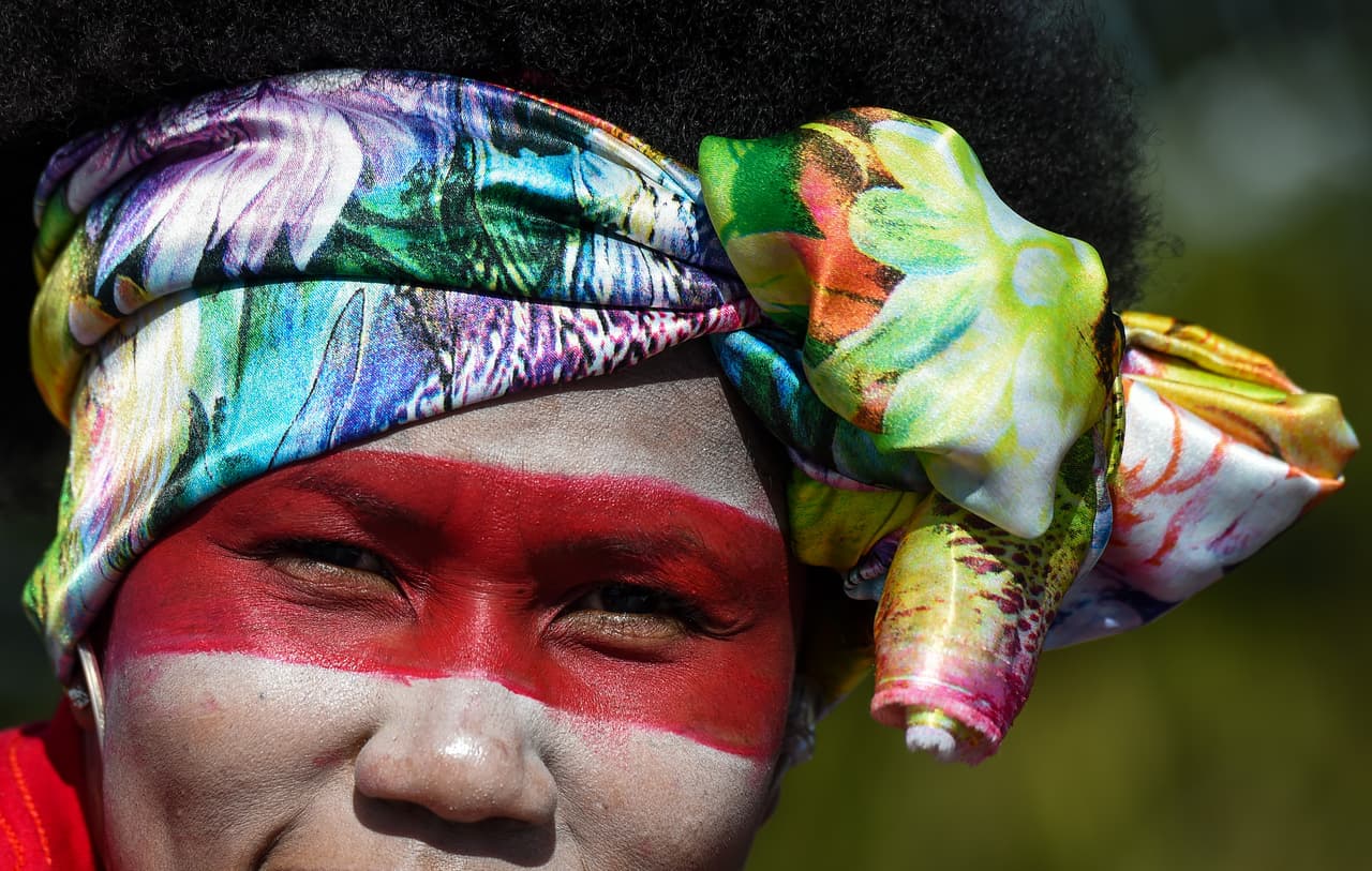 Una mujer participa en un espectáculo durante la protesta organizada en Colombia.