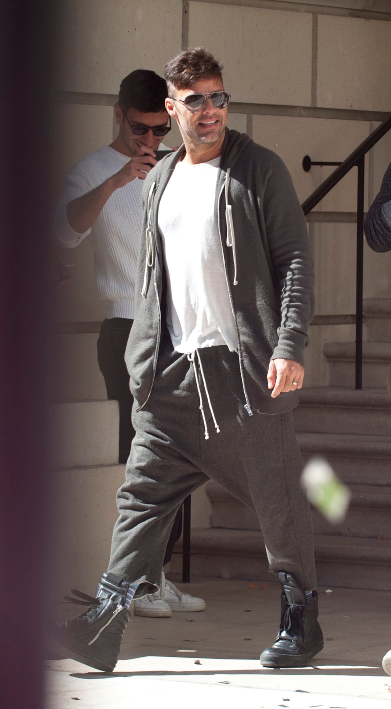 Los fans se quedaron fuera del hotel gran parte del día.