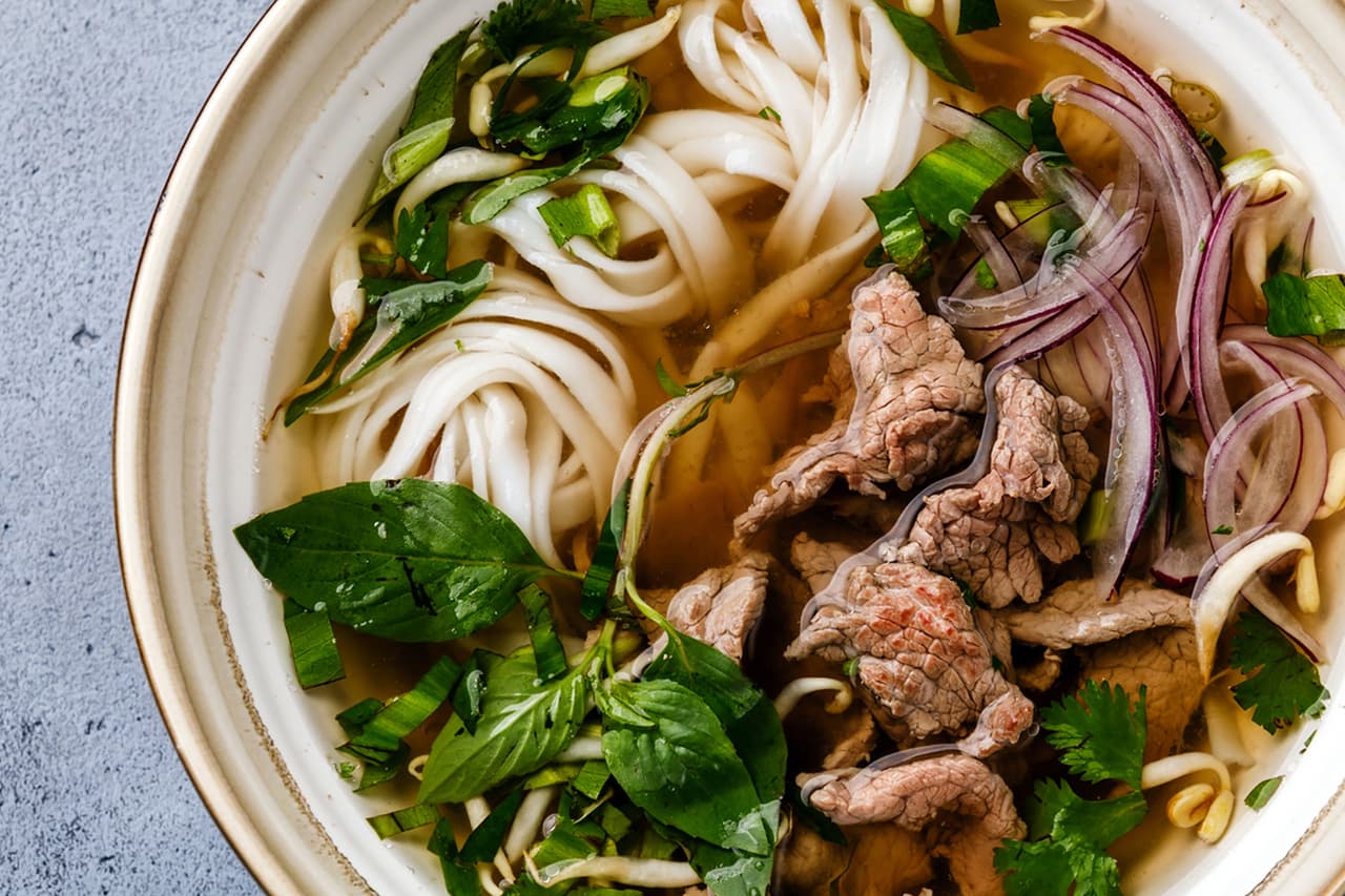 <b>Pho de carne de res</b>
<br>
<br>
<b>Origen: Vietnam</b>
<br>
<br>Su caldo es el resultado de horas de cocción a fuego lento de canela, anís estrellado y otras especias, lo que da una base aromática especial a esta sopa de fideos de arroz. Las sopas ‘pho’ son una de los platos vietnamitas más conocidos globalmente.
<br>
<br>Algunas publicaciones gastronómicas consideran informalmente que enero es el mes de las sopas y los expertos en gastronomía de CNN realizaron esta clasificación.
<br>