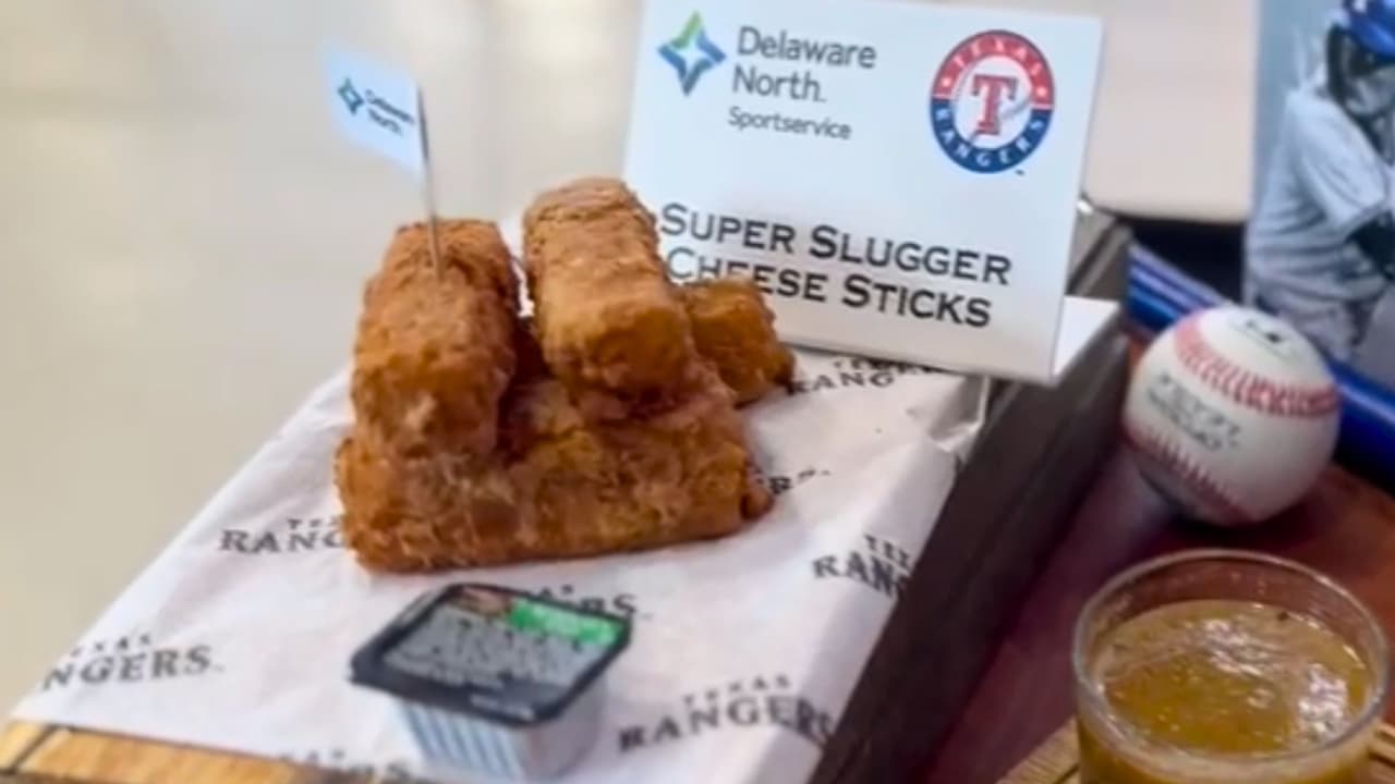 Estas tiras rellenas de queso y sus dos salsitas son también de los platillos favoritos de los aficionados. El chef Vázquez nos platica que han llegado a hacer hasta más de 3,000 órdenes.