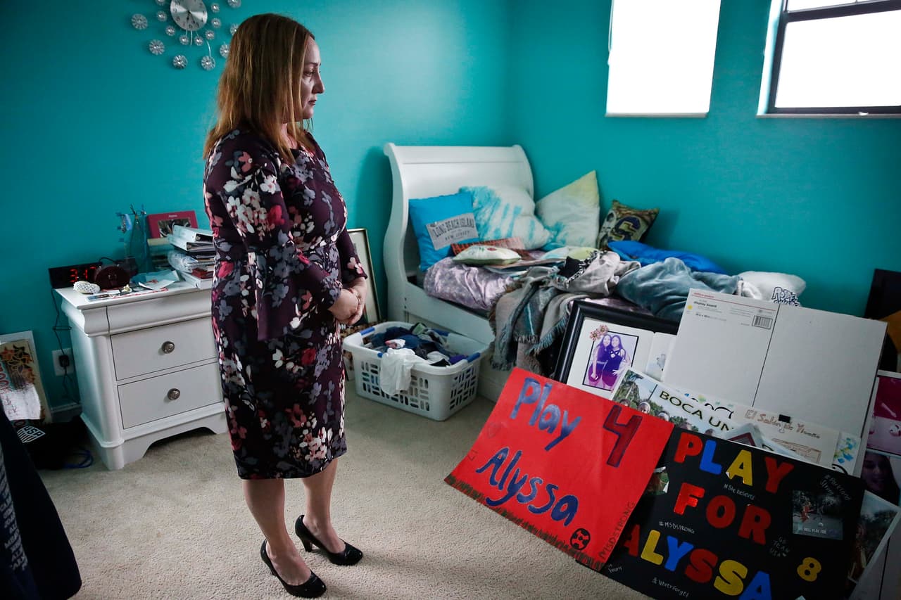 Lori en el cuarto de su hija, que mantiene casi tal cual como lo dejó en la mañana de la tragedia: incluyendo una cesta con ropa sucia que Lori decidió no lavar. Cuando la noticia del tiroteo se difundió fue a la escuela con su esposo. Otros estudiantes que habían sobrevivido a la balacera les dijeron que Alyssa había sido herida. La buscaron en vano en varios hospitales y pasaron la noche junto a otros padres de víctimas en un hotel.