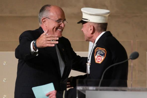 El exgobernador de NY, Rudolph Giuliani, da un abrazo a Mickey Kross, del Departamento de Bomberos de Nueva York.