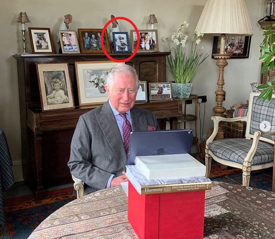 De acuerdo con
<b><a href="https://www.instagram.com/p/B-hPHssAnkM/" target="_blank">una fotografía</a></b> publicada el 3 de abril en la cuenta del príncipe Carlos y
<b><a href="https://www.univision.com/famosos/el-principe-carlos-y-camilla-parker-cumplen-15-anos-de-casados-pero-su-amor-prohibido-comenzo-mucho-antes-fotos" target="_blank">su esposa Camilla Parker Bowles</a></b>, el retrato de él con Louis aparece entre una colección de fotos familiares atesoradas en el salón de Birkhall, dentro de la casa de descanso de Balmoral.
<br>