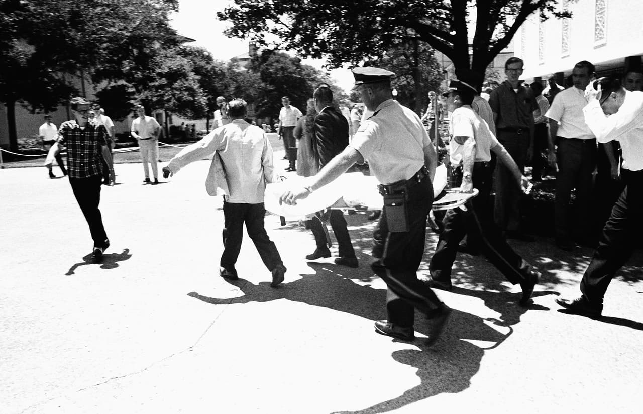 <b>1966. Universidad de Texas, en Austin, Texas.</b> Este fue el primer tiroteo masivo en un centro educativo de EEUU. Charles Whitman, un exmarine de 25 años y estudiante de la Universidad de Texas que padecía de ataques de ira disparó desde una torre del campus como francotirador. Mató a 17 personas y dejó a 31 heridos entre estudiantes y empleados de la universidad. Había asesinado a su esposa y a su madre la noche anterior. Fue abatido por la policía en la torre desde donde disparaba. En la fotografía, una de las víctimas de Whitman cuando era asistida por las autoridades. 1 de agosto de 1966.