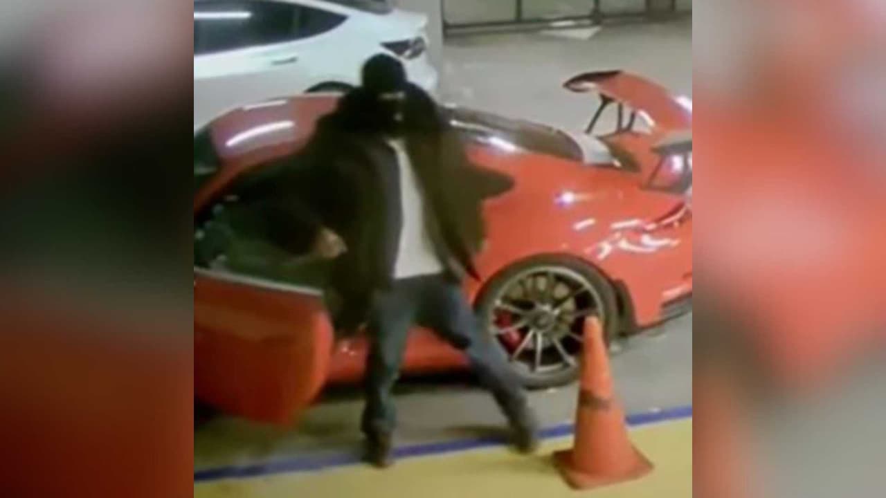 Imagen del segundo sospechoso, aún no identificado, involucrado en el robo de los vehículos Porsche de alta gama.