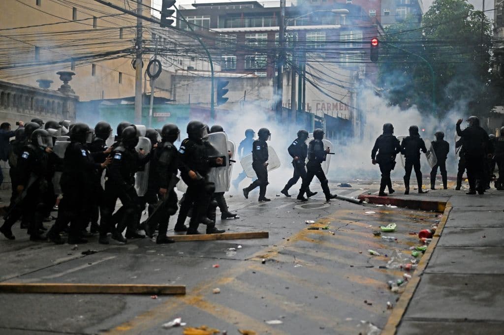 Como resultado de la acción violenta de los veteranos, que 
<b>iban armados con machetes, palos y piedras</b>, hubo al menos una decena de policías y cuatro periodistas heridos, según reportaron autoridades locales.
