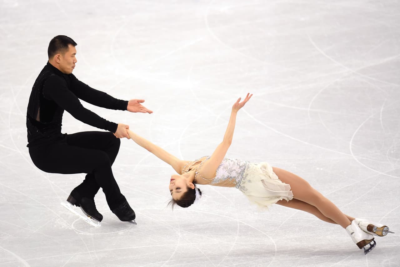 Olympic ice skaters perform to "Despacito"