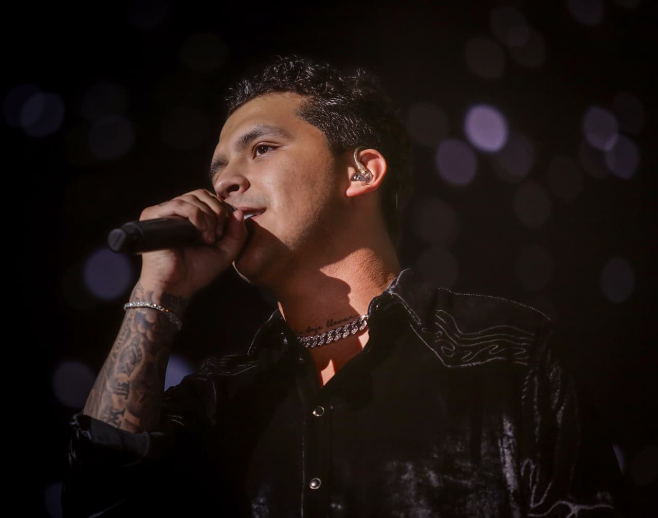 Mientras Christian Nodal se prepara para desfilar por la alfombra magneta de
<a href="https://www.univision.com/shows/premio-lo-nuestro">Premio Lo Nuestro</a>, nos habló de algo que le encanta desde hace años:
<b> los tatuajes. </b>