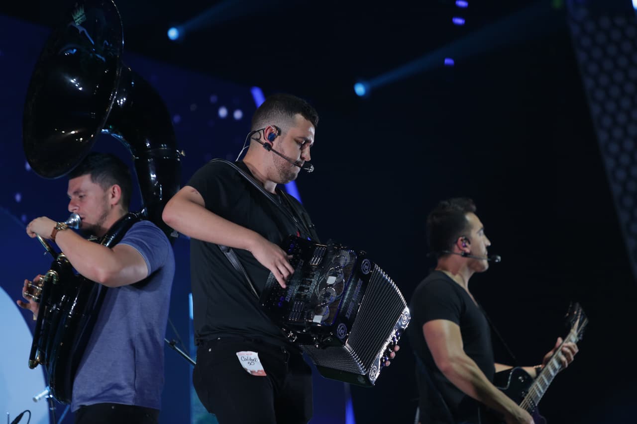 La agrupación estuvo revisando que los instrumentos estuvieran afinados para dar el mejor sonido.