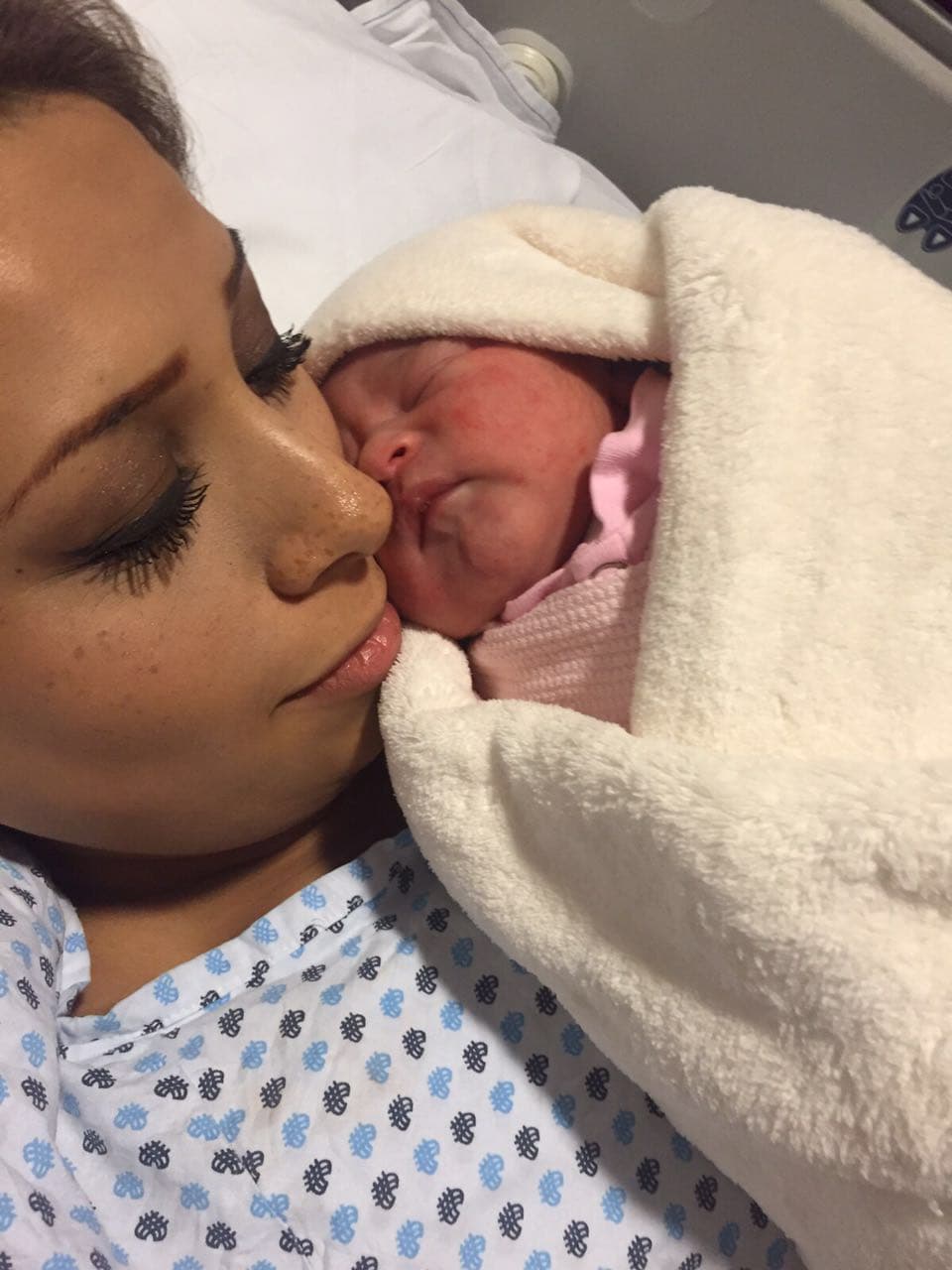 ¡Que ternura! una de las primeras imágenes con la adorable Meritxell.