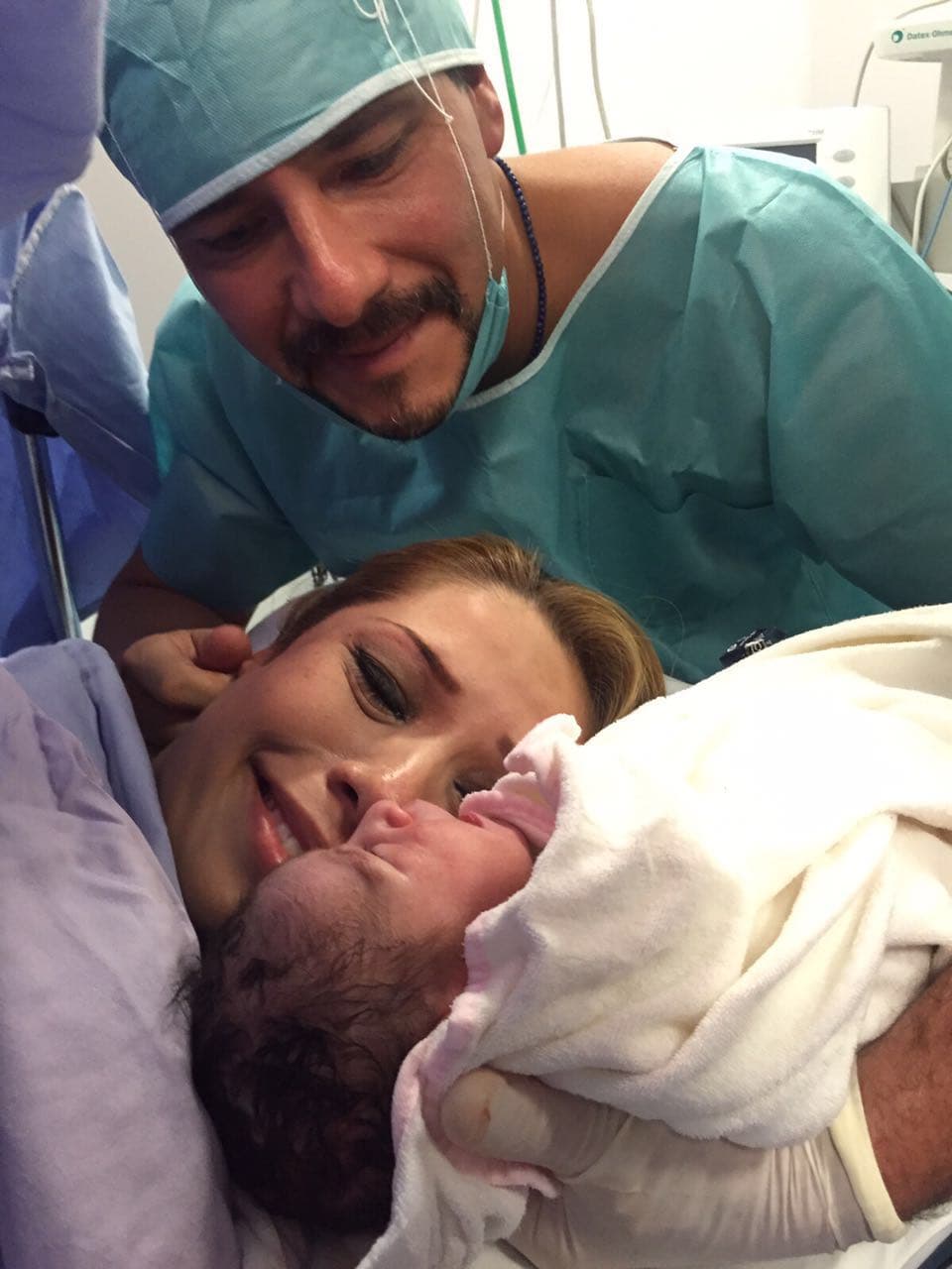 Adriana se siente bendencida y se conmueve hasta las lágrimas tras la cesárea.