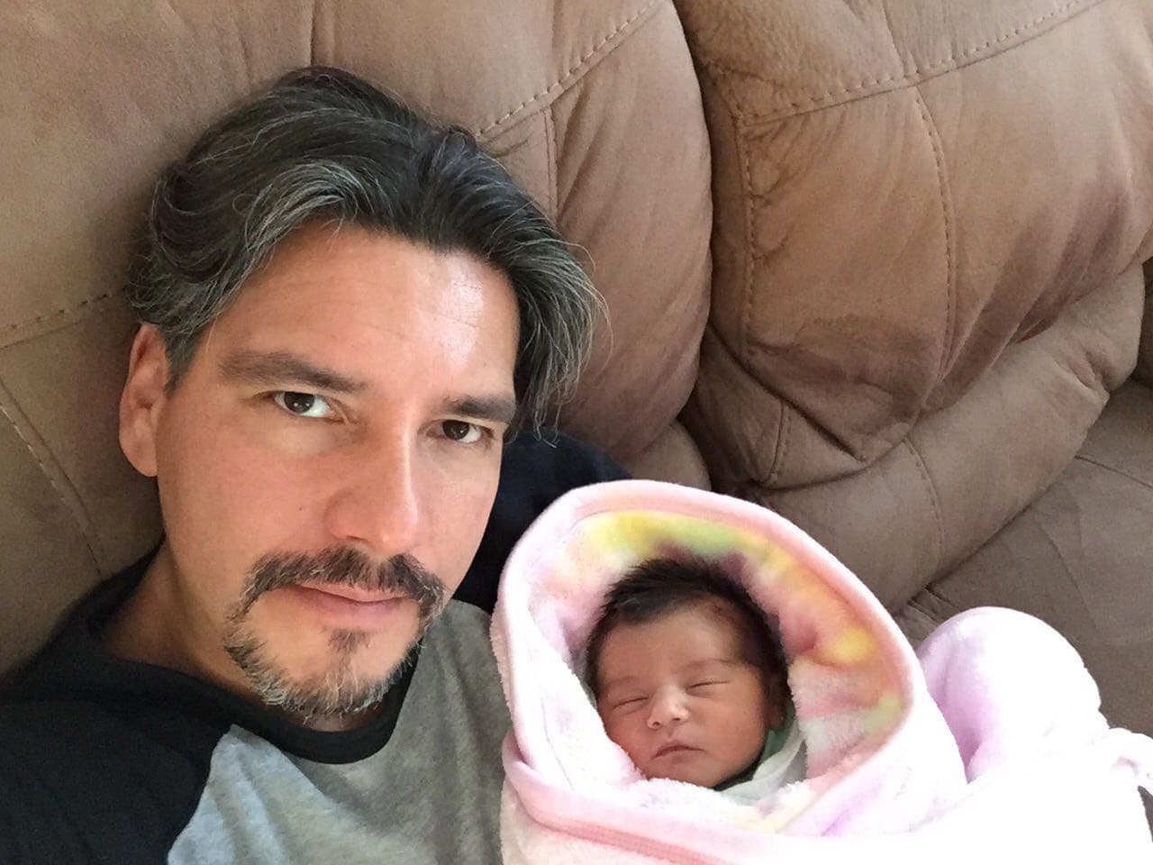 Su esposo, Juan Medina, es el más feliz con la llegada de su princesa.