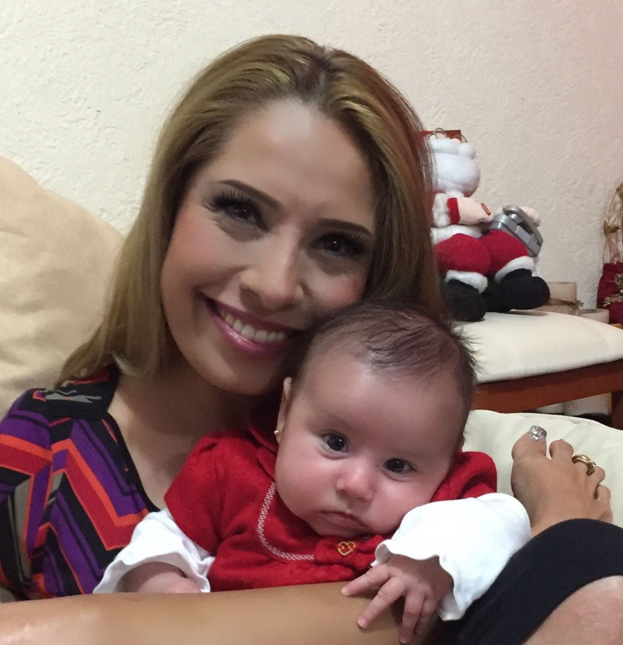 Si antes nos sorprendía con su autosuficiencia, hoy nos deja sin palabras al ver como cuida a su pequeñita.