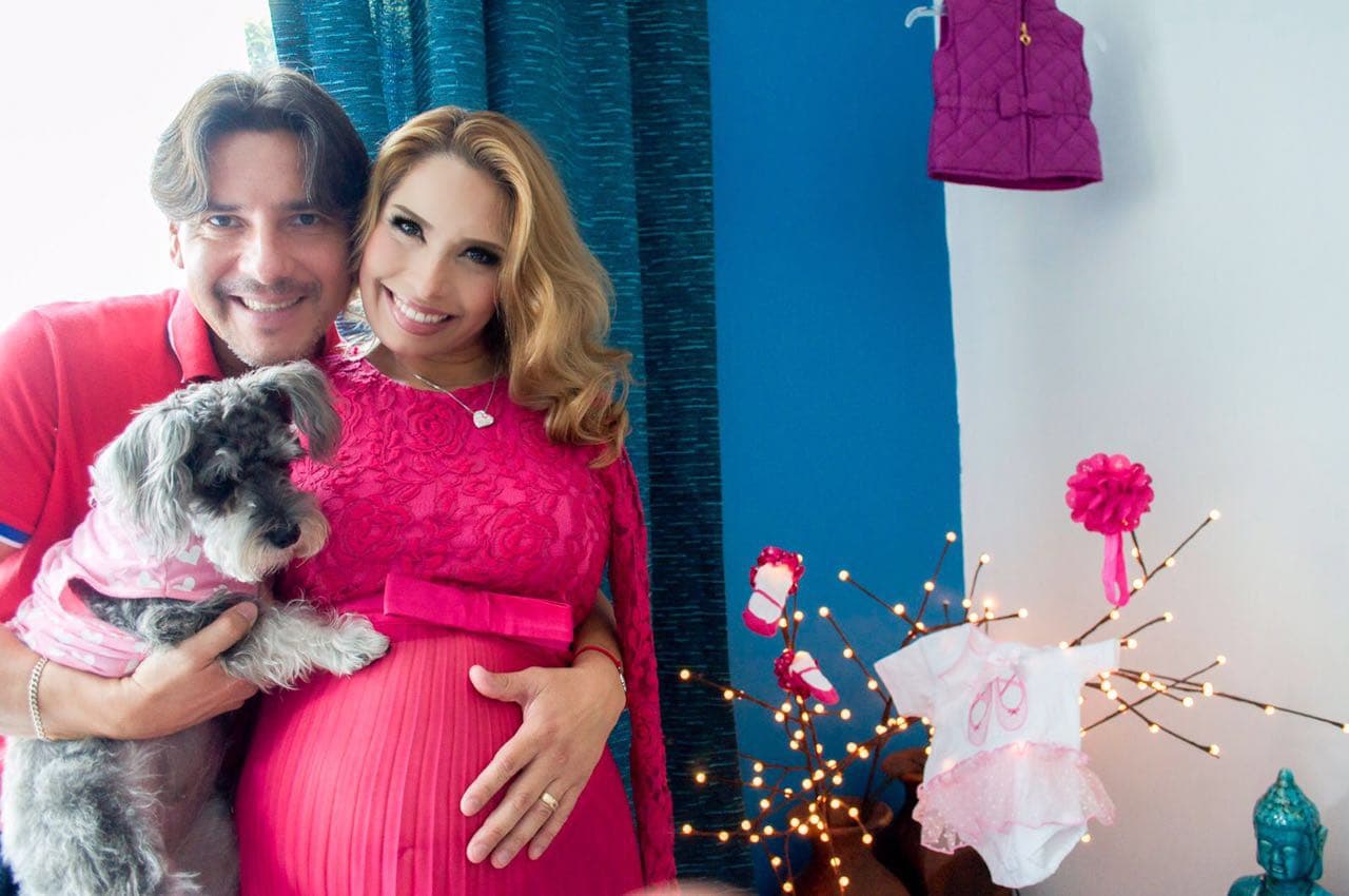 Aquí vemos a la feliz familia cuando se preparaba para la llegada de su bebita.