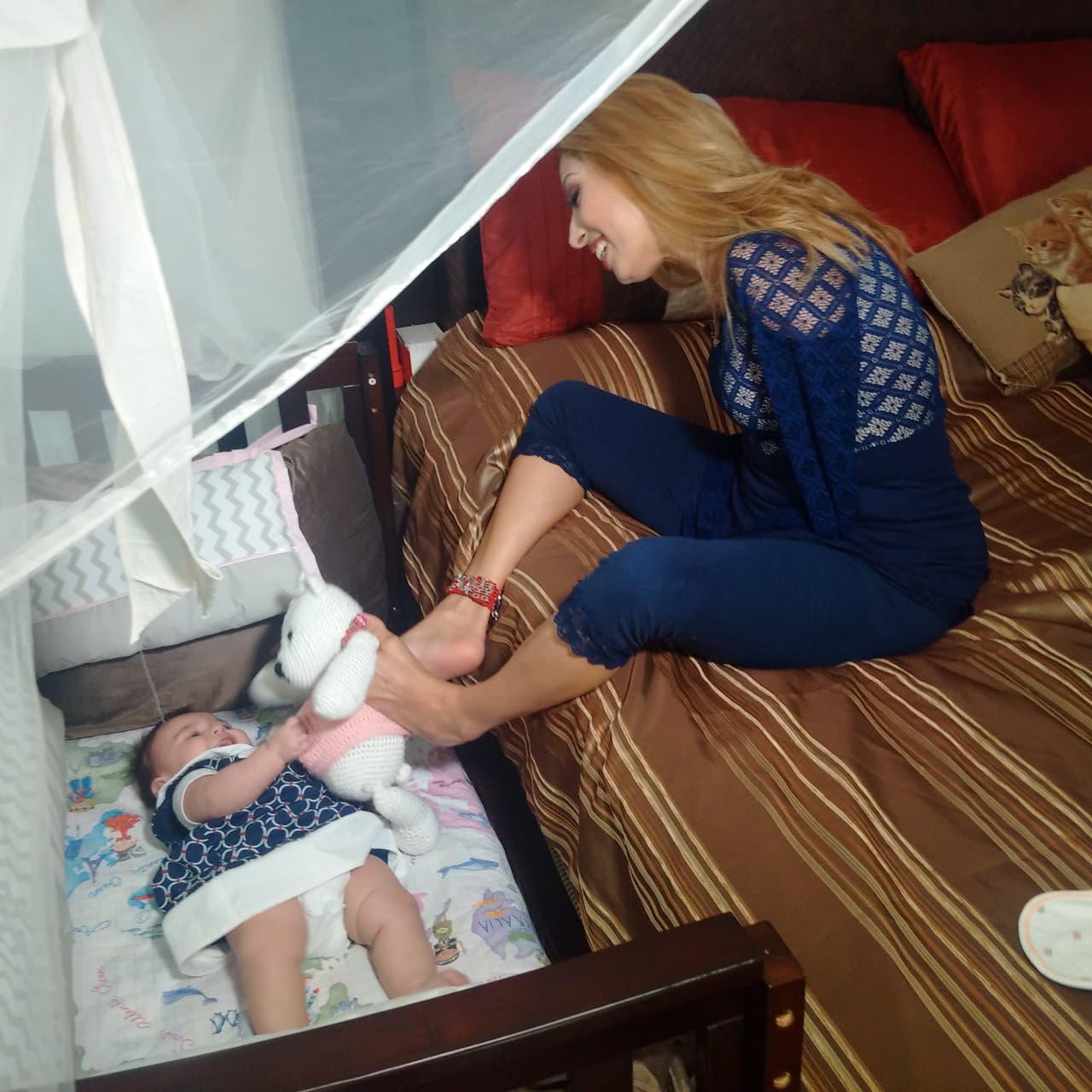 Con mucha agilidad y rapidez ella vive a plenitud la experiencia de ser madre.