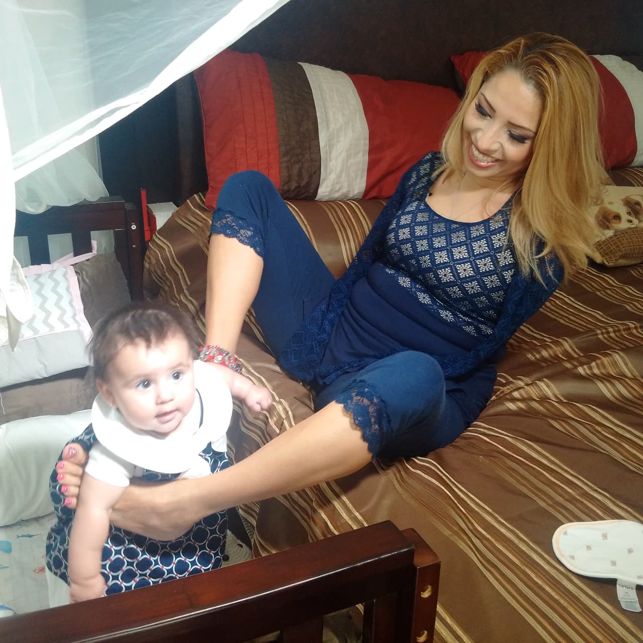 Adriana abraza y arrullar a su princesita con el corazón.