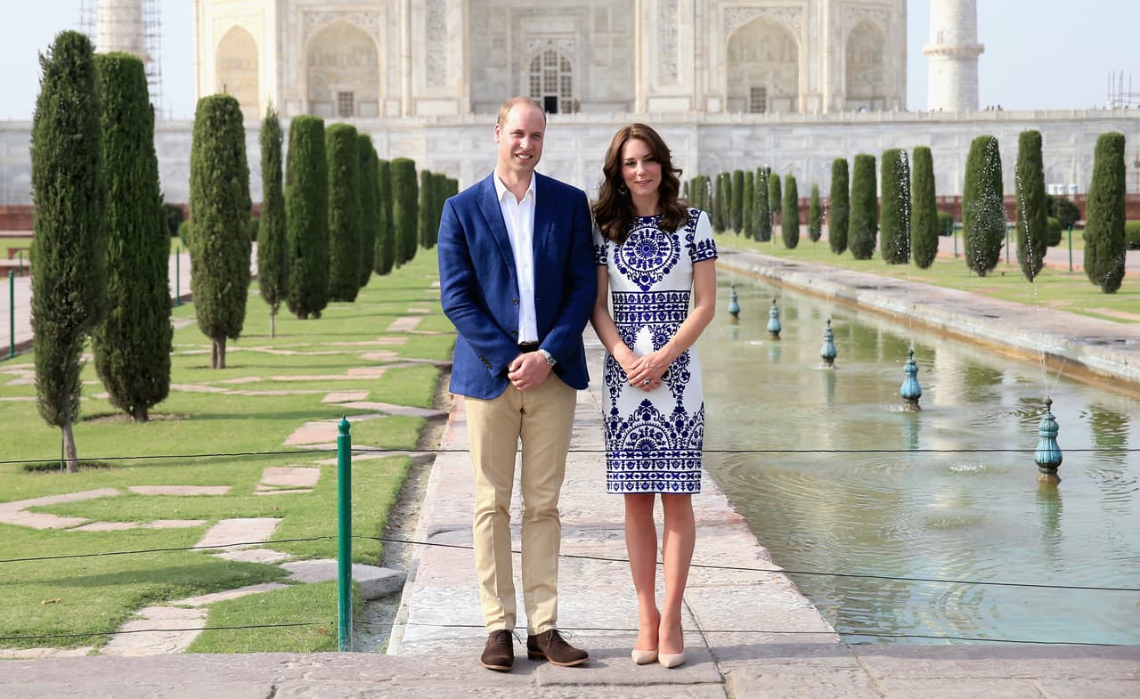 Este histórico retrato en frente del Taj Mahal y que recordó a todos las imágenes de Diana de Gales posando sola, fue la excusa perfecta para que Kate Middleton usara al diseñador indo americano, Naeem Khan.