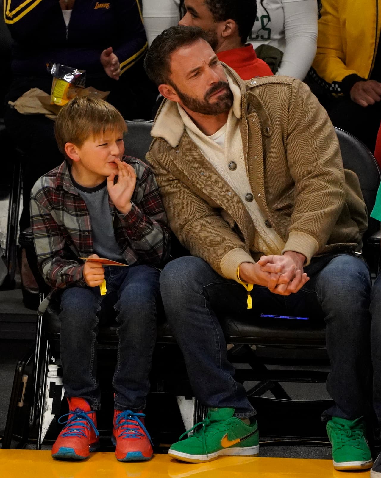 Padre e hijo asistieron al Crypto.com Arena al superclásico de Los Angeles Lakers y los Boston Celtics.