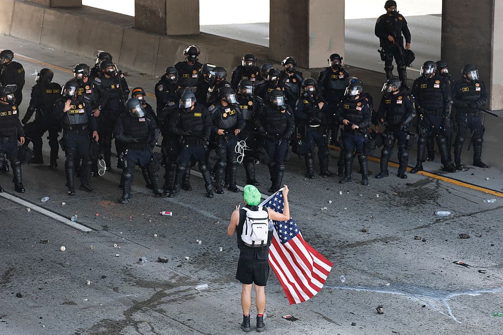 Un grupo de los manifestantes que abandonaron el Centro de Detención de ICE 
<b>se movilizó a la autopista 101</b>, paralizando el tránsito. La Patrulla de Carreteras de California intervino.