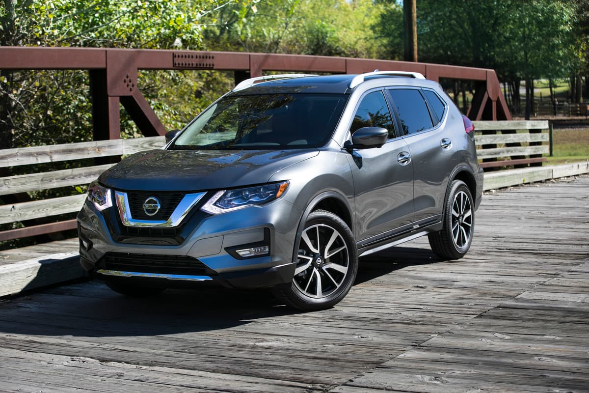 <b>Categoría SUV pequeña</b>
<br>
<b>Nissan Rogue 2018</b>
<br>Precio versión evaluada por CR: 29,920 dólares
<br>A favor: Interior espacioso, buena marcha
<br>En contra: Motor ruidoso, manejo blando
<br>Seguridad: AEB / FCW estándar
<br>
<br>
<b>¿Qué modelo 2015 puedes comprar según CR?</b>
<br>
<b>Mazda CX-5</b>
<br>Rango de precios: 17,200 -24,100 dólares
<br>A favor: Respuesta ágil, manejo divertido
<br>En contra: Cabina un poco ruidosa
<br>Seguridad: AEB opcional
<br>
<br>
<b>KIA Sorento</b>
<br>Rango de precios: 17,050 – 29,275 dólares
<br>A favor: Espacio, fácil para estacionar, controles intuitivos, tercera fila de asientos
<br>En contra: Manejo carente de sensaciones
<br>Seguridad: AEB / FCW no disponible
<br>