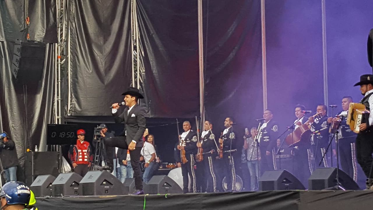 Chistian, agradeció el recibimiento y se dijo orgulloso de representar la música regional mexicana en el extranjero. Aquí con el mariachi y los músicos que lo acompañaron.