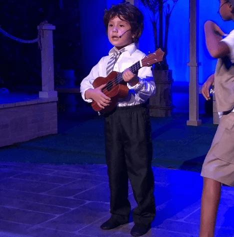 Hija de Angélica Vale se caracteriza de niño.