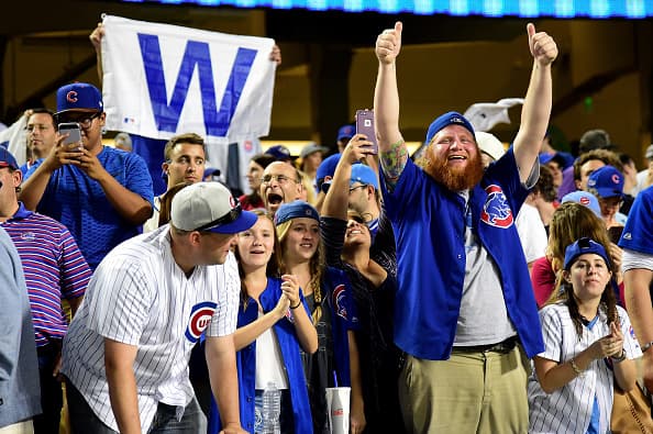 Los primeros dos juegos se jugarán en el Progressive Field en Cleveland, Ohio. Y el viernes 28 de octubre, el equipo regresa a la casa de los Cachorros. Han paso 108 años desde que los Cubs no ganan una Serie Mundial, así que mucha suerte a los Cubbies.