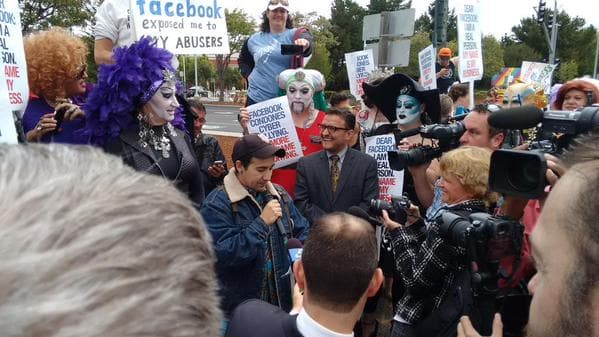 Decenas protestan contra política de “nombres reales” de Facebook