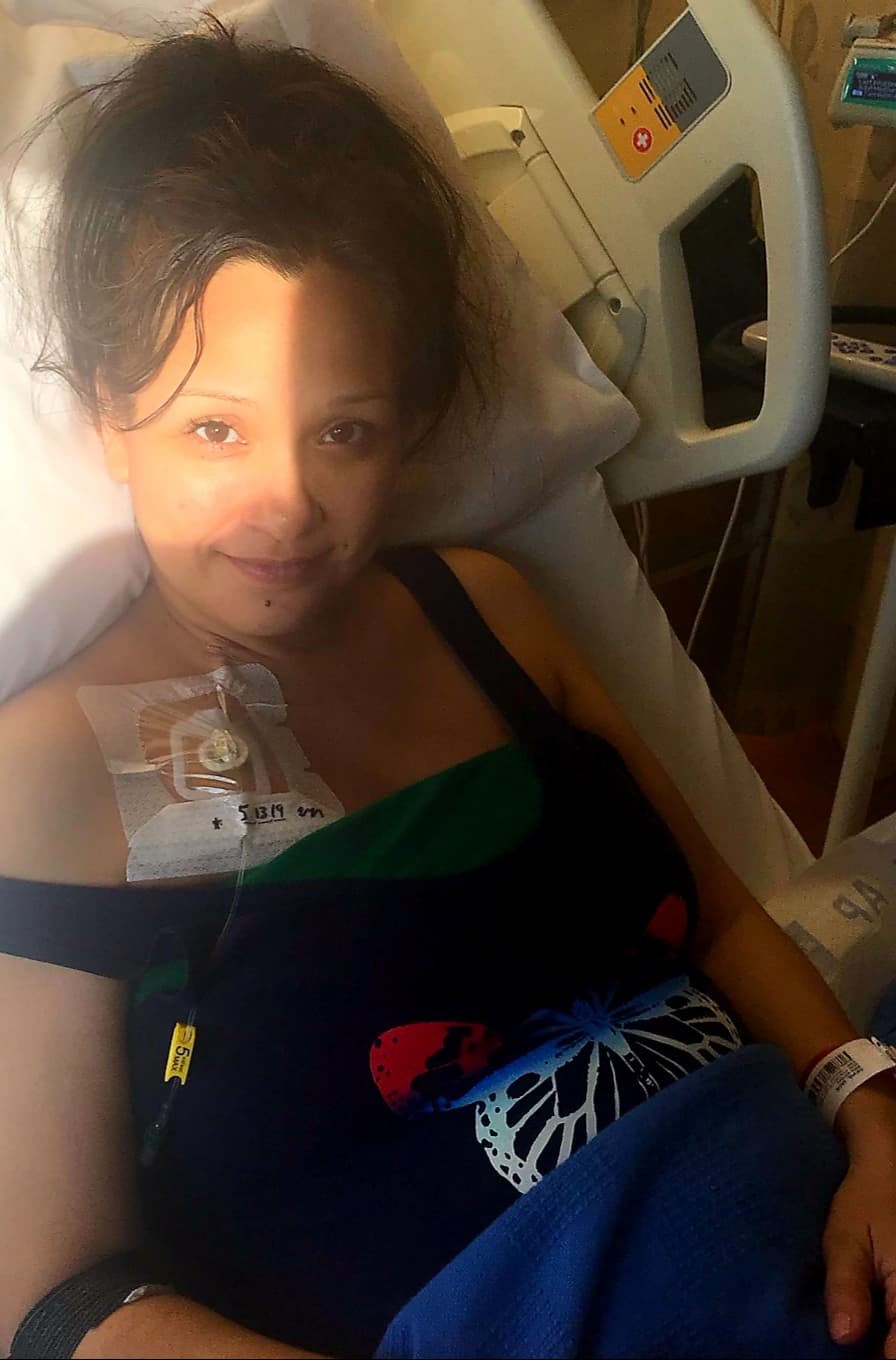 Davis notó un bulto en uno de sus senos, en marzo de 2019. Ella visitó su médico, quien la remitió a un radiólogo y 
<a href="https://www.univision.com/local/los-angeles-kmex/mujer-con-cancer-de-mama-da-a-luz-a-un-bebe-milagro-en-california?la135=" target="_blank">le dijo que sus síntomas podían ser causados por el embarazo</a>, según un comunicado publicado por el Hospital Universitario de Loma Linda, California.