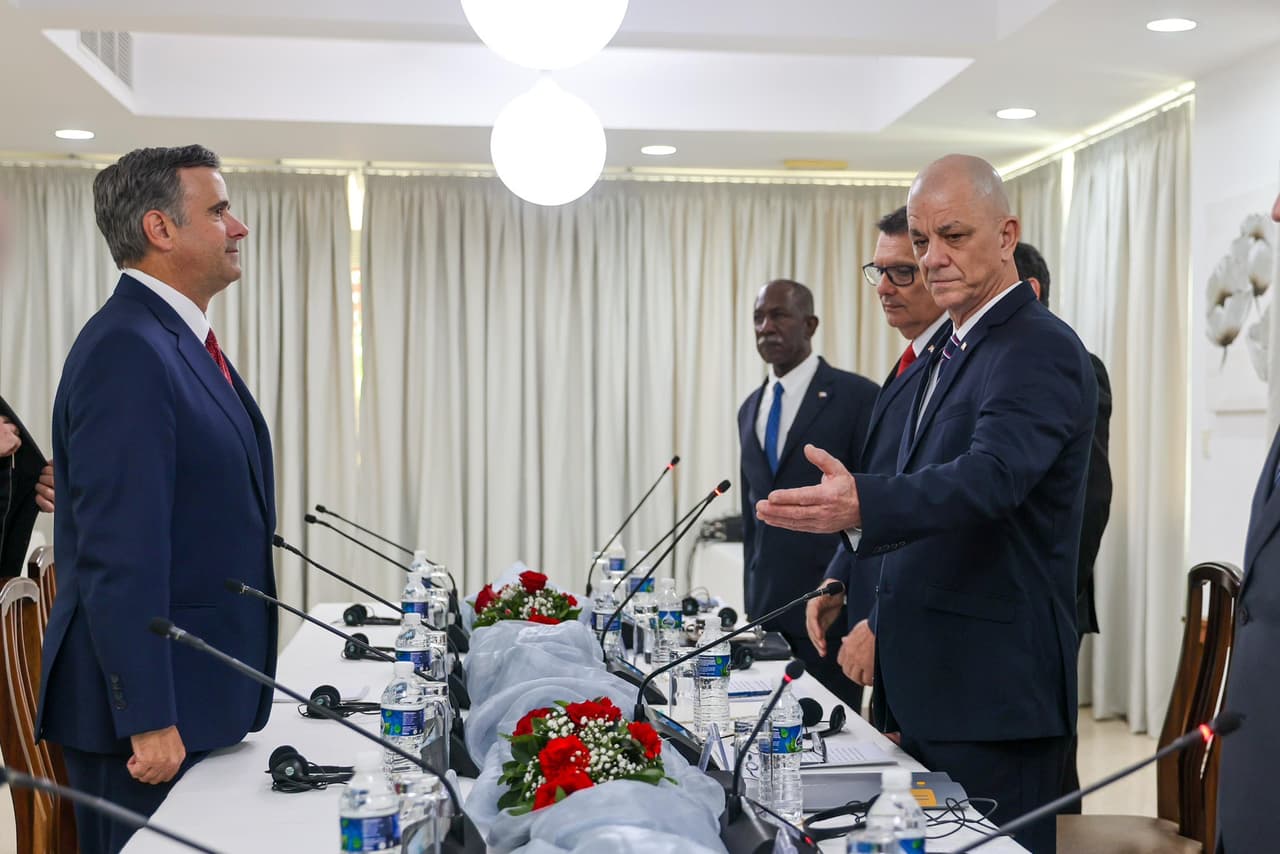 El director de la CIA, John Ratcliffe, de pie frente a la delegación cubana. El hombre calvo fue identificado como el general Ramón Romero Curbelo