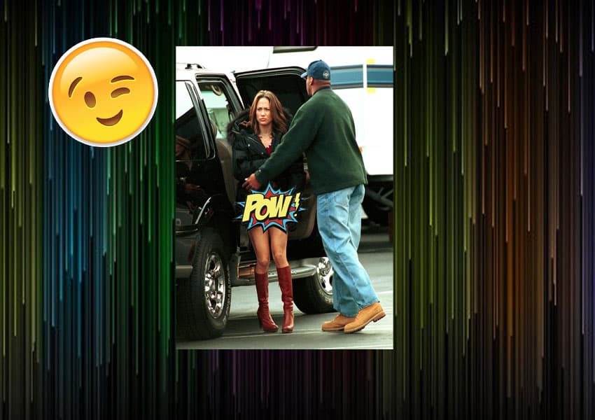 Al bajarse de un coche su falda se levantó tanto que la dejó al descubierto.