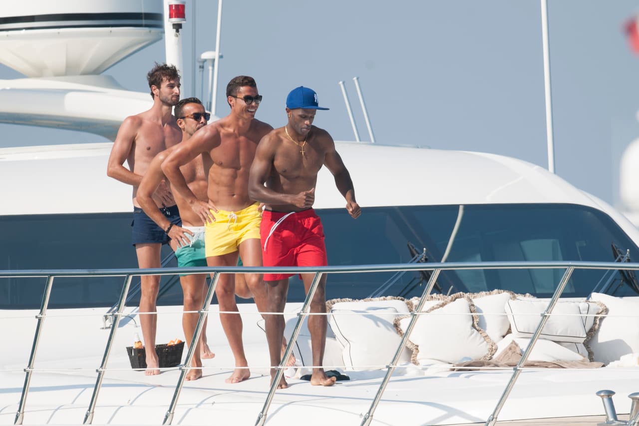 Los paparazzi lo captaron en compañía de varios amigos.